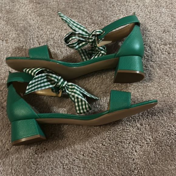 NWOT green Talbots sandal with ribbon bow tied around ankle. Size 7. Never worn. - Picture 3 of 4